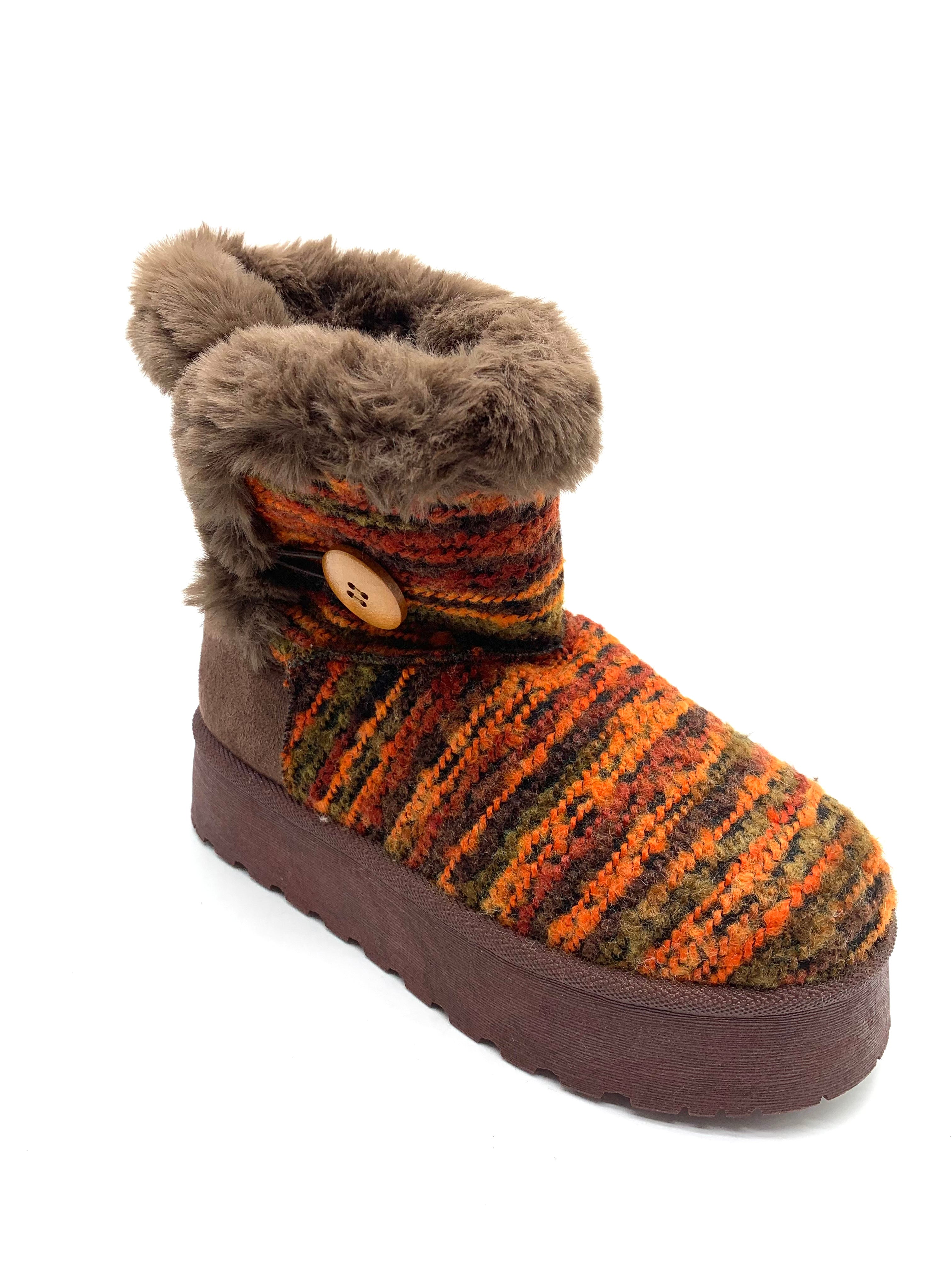 Snow boots - Warm winter footwear with button details